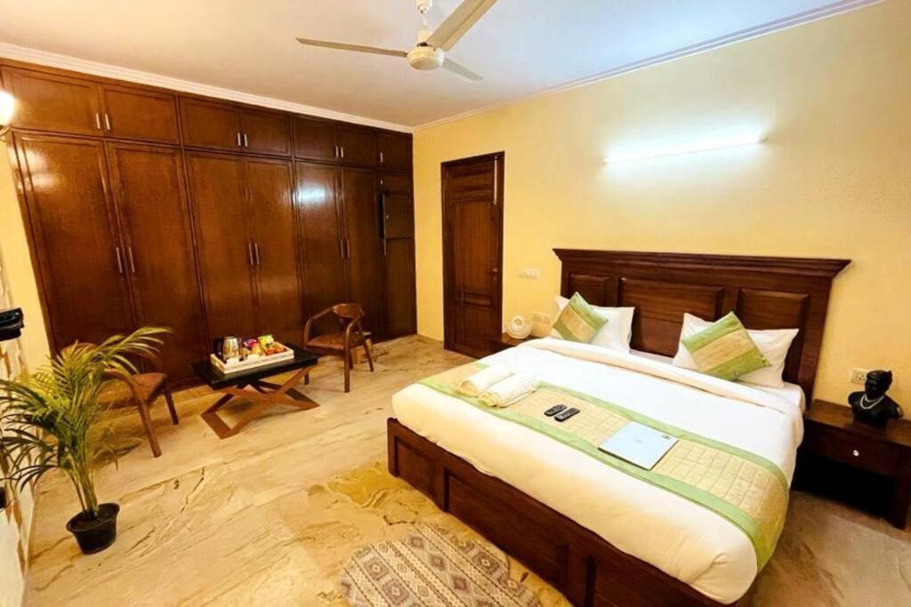 Apartment Divine India Service 4bhk,d-36, Saket *
