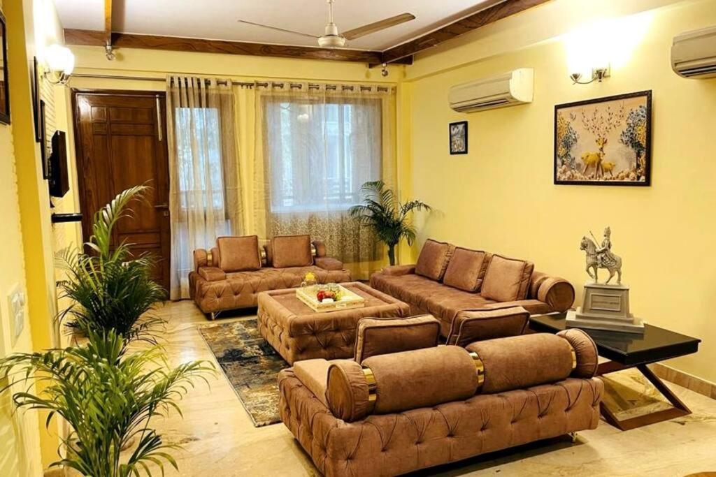 Apartment Divine India Service 4bhk,d-36, Saket