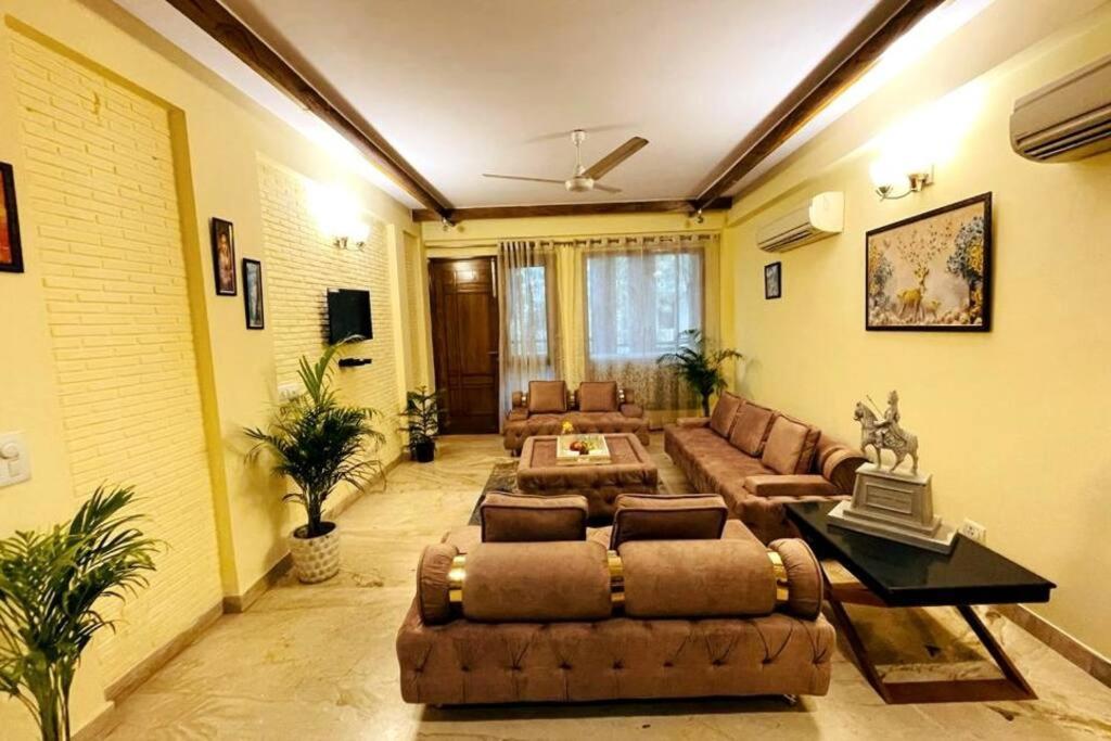 Apartment Divine India Service 4bhk,d-36, Saket *